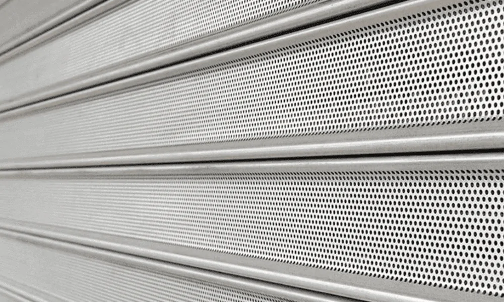 le rideau métallique à lames microperforées