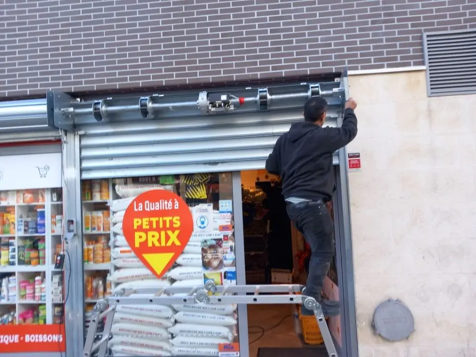 dépannage rideau métallique d un commerce de proximite